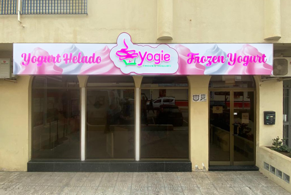 Rotulo BLZ de yogurt helado Yoguie iluminado