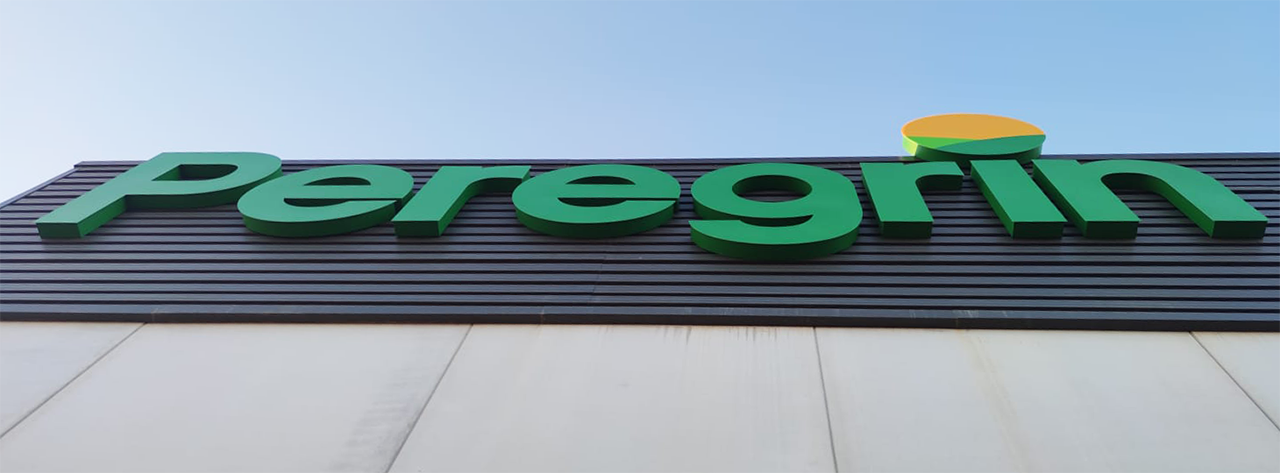 letras corpóreas con iluminación rótulo apagado